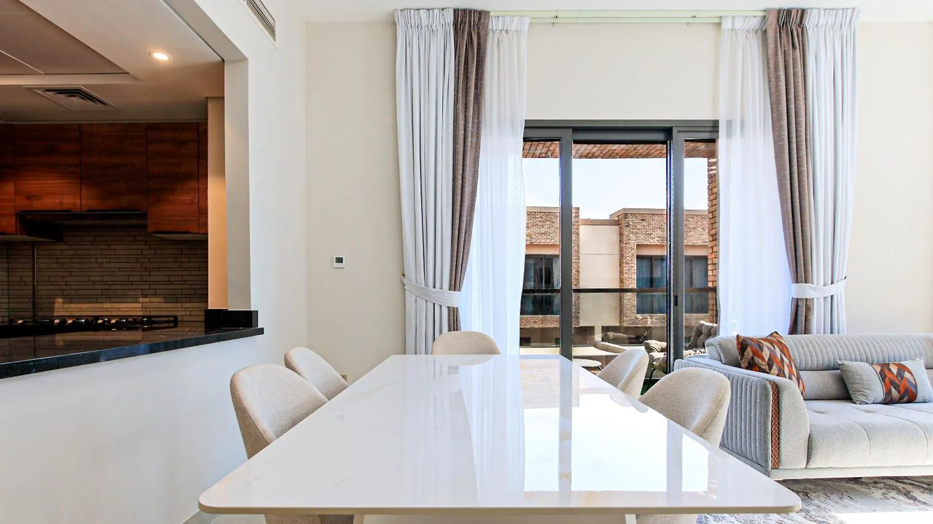 Appartement Bright And Spacious 2Br With Maids In Eleganz Jvc Dubaï Émirats arabes unis